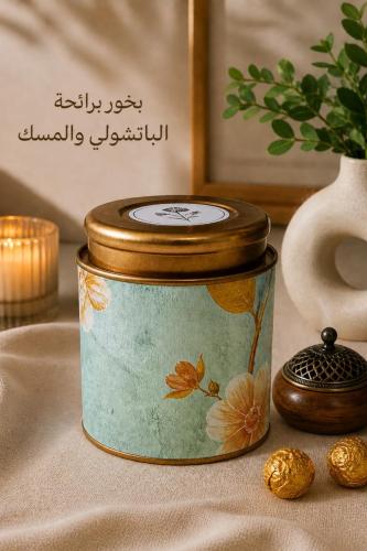 بخور برائحة الباتشولي والمسك في علبة باللون السماو...