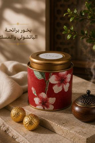 بخور برائحة الباتشولي والمسك في علبة باللون الأحمر