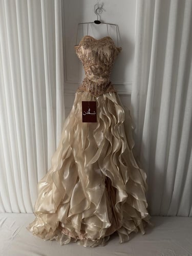 فستان مطرز صدر فخم