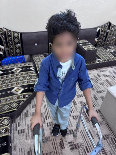 طفل مهدد بالإعاقة بانتظار مساعدتكم
