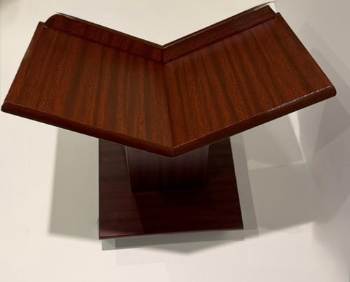 حامل مصحف صغير تابت بمنديل