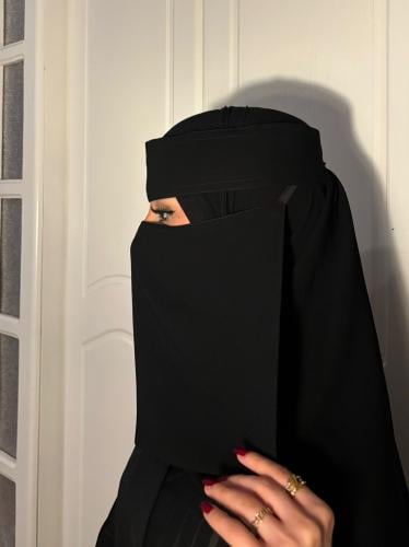 نقاب بمطاط مايل