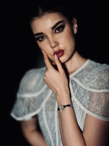 ساعه أنيقة بتصميم جذاب وراقي باللون الفضي ومزينة ب...