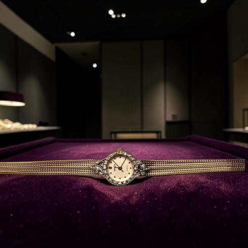 ساعه فنتج فاخرة ونادرة من ثمانينات القرن الماضي من ماركة Gruen العريقة بتصميم مثالي للمرأة الراقية. بسوار ناعم ذهبي وميناء مميز مز...