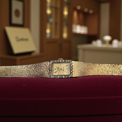 من أرشيف الثمانينات الزاخر بالأناقة والترف، تأتيك...