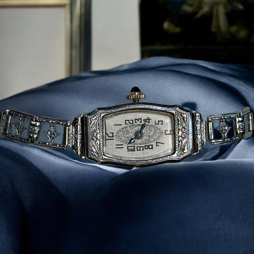 ‎ساعه سويسرية ميكانيكيه عتيقة نادرة بتصميم وزخرفة...