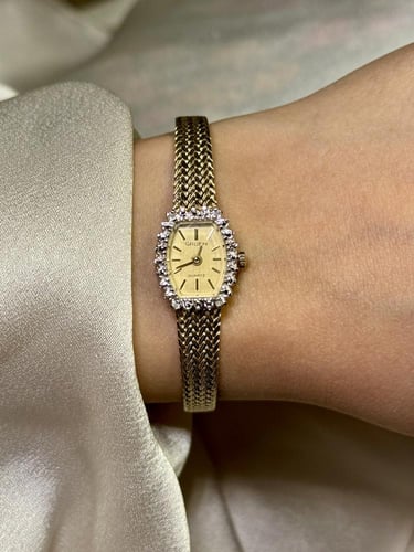 ساعة عتيقة بتصميم مميز مطليه بالذهب مع ايطار مزين...