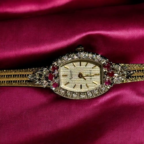 ساعه أنيقة بتصميم جذاب ومميز مطليه بالذهب ومزينة ب...