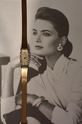 ساعة عتيقة بتصميم جذاب وإيطار مميز مطليه ذهب من ما...