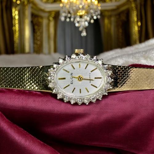 ساعه عتيقة نادرة بتصميم راقي مطليه بالذهب الايطالي...