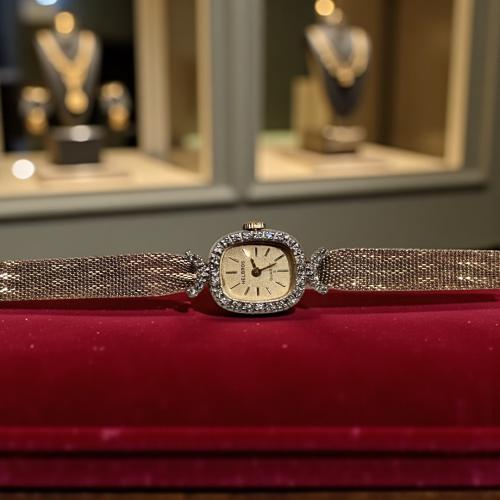 ساعه فنتج فاخرة بتصميم جذاب ومميز. مطليه ذهب ومينا...