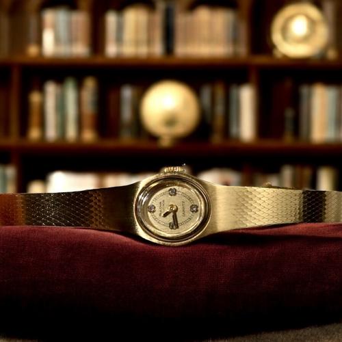 ساعة فنتج كلاسيكية أنثوية وناعمه من دار Bulova، مط...