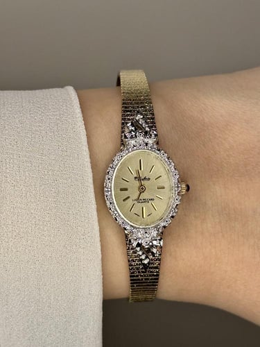 ساعه عتيقة بتصميم أنيق وجذاب مطليه بالذهب والميناء...