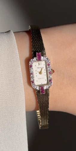 ساعه أنيقة بتصميم جذاب وراقي مطلية ذهب ايطالي ومزي...