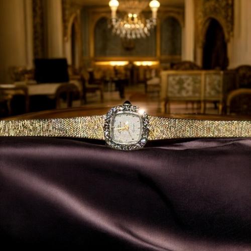 ساعه أنيقة بتصميم جذاب وراقي مطلية ذهب ايطالي ومزي...