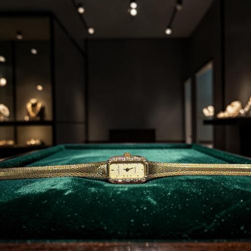 ساعة فنتج فاخرة وأنيقة من Hamilton، من عام 1980م....