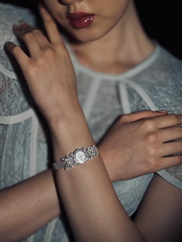 ساعه عتيقة بتصميم جذاب مصنوعة من الفضة الخالصة ومز...