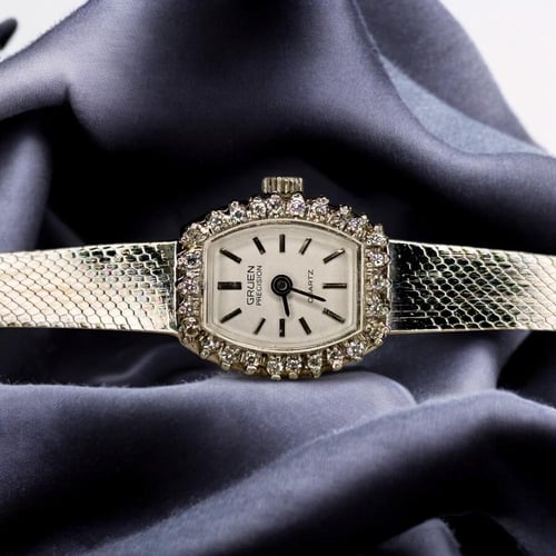 ساعه أنيقة بتصميم جذاب وراقي باللون الفضي ومزينة ب...