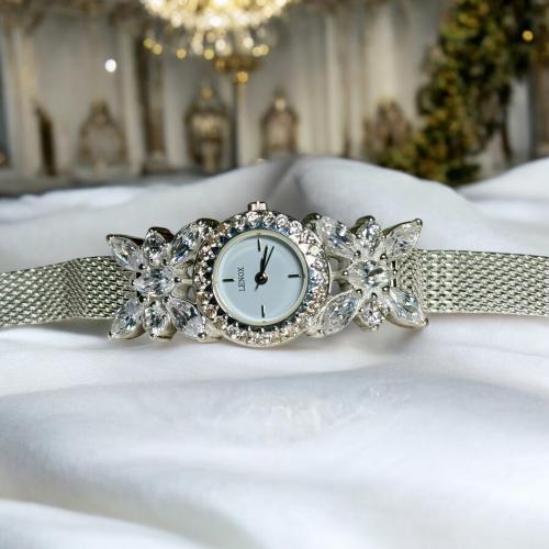 ساعه عتيقة بتصميم جذاب مصنوعة من الفضة الخالصة ومز...