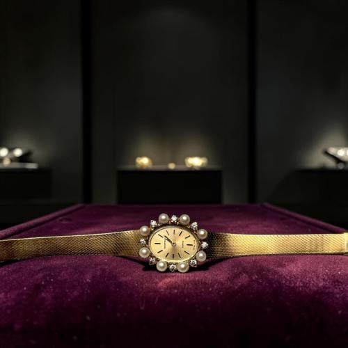 ‏ نبض أنثوي من زمن الثمانينات الزاخر بالأنوثة الجريئة والترف، تأتيك ساعة Bulova Accutron النسائية بتصميم مميز باللون الذهبي وميناء...