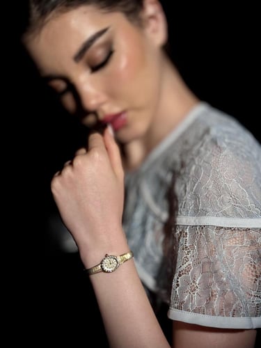 ساعة فنتج أنيقة مطليه ذهب ايطالي ، إطار مميز مزين...