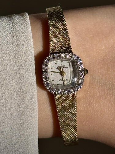 ساعه أنيقة بتصميم جذاب وراقي مطلية ذهب ايطالي ومزي...