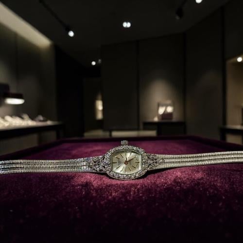 ساعة فنتج فاخرة وأنيقة من Voumard السويسرية ، من ع...