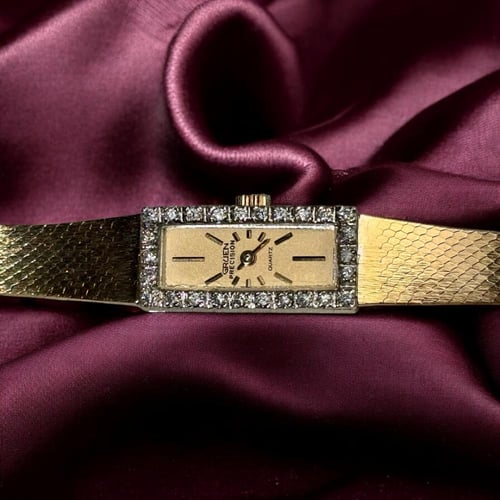 ساعه فنتج فاخرة بتصميم جذاب ومميز. مطليه ذهب ايطال...