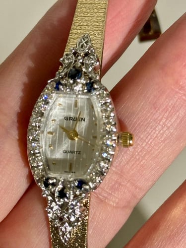 ساعه فنتج فاخرة وانيقة من دار Gruen بتصميم جذاب مط...