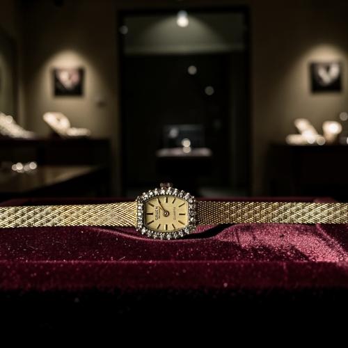 ساعه فنتج فاخرة وراقية من ماركة Gruen الامريكيه . مطلية ذهب وميناء باللون العاجي ومزين بحبات الالماس الطبيعي . من ثمانينات القرن ا...