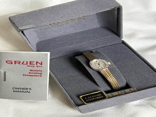 ساعة عتيقة بتصميم مميز مطليه بالذهب مع ايطار مزين...