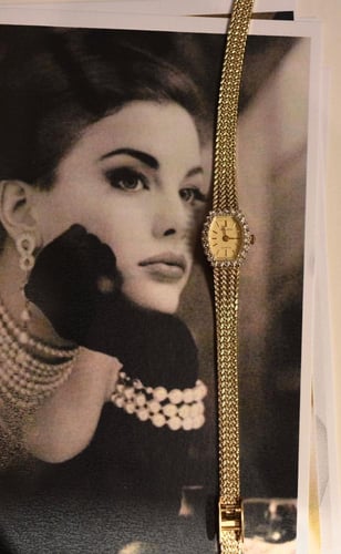 ساعة عتيقة بتصميم مميز مطليه بالذهب مع ايطار مزين...