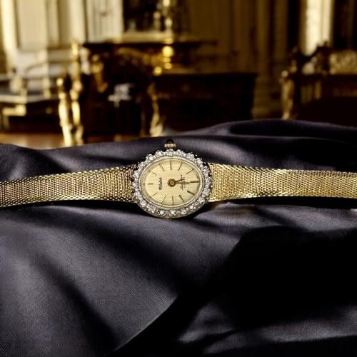 ساعة فنتج أنيقة مطليه ذهب ايطالي ، إطار مميز مزين...