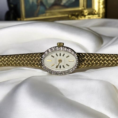 ساعة عتيقة بتصميم مميز مطليه بالذهب مع ايطار مزين...