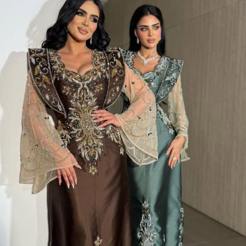 فستانان بتصميم تقليدي أنيق، يتميزان بالتطريزات الغنية واللمعان