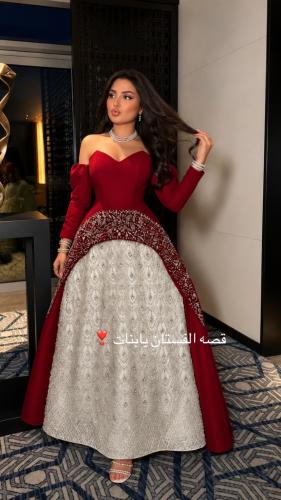 فستان سهرة أوف شولدر يجمع بين اللونين العنابي والأبيض