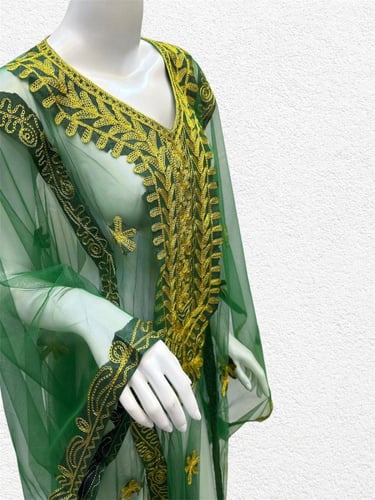 مسرح تول شفاف مزين بتطريز الذهبي