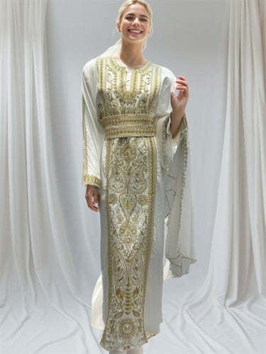 مسرح قطعتين مزين بتطريز الذهبي مع طرحه