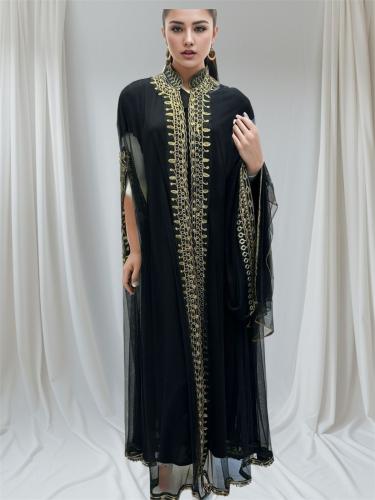 مسرح قطعتين مزين بتطريز الذهبي مع طرحه