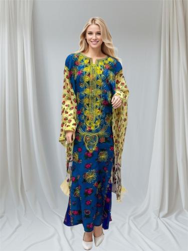 مسرح شالكي مزين بتطريز الذهبي