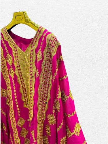 مسرح متروس مزين بتطريز الذهبي