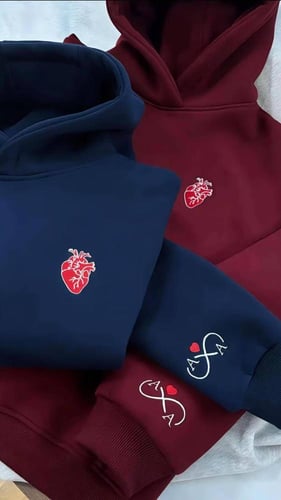 هودي القلب المطرز بحروف – تصميم شخصي فاخر للشتاء