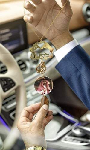 تعليقة سيارة يدين وقلب بالاسم – تصميم رومانسي فاخر