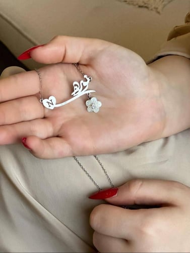 سلسال بالاسم مع حرف مطلي ذهب - ووردة بتصميم راقٍ