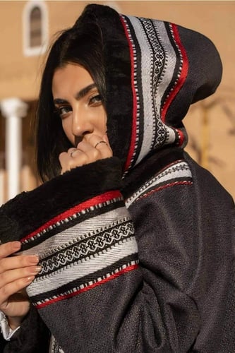 فرو نسائي كلاسيك أسود – أناقة شتوية بتصميم راقٍ