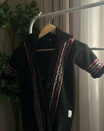 فروة أطفال أنيقة بأطراف سدو – تصميم مخصص بالاسم