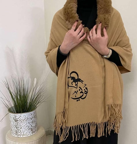شال نسائي شتوي بالاسم _ قماش صوف فاخر بأطراف فرو ن...