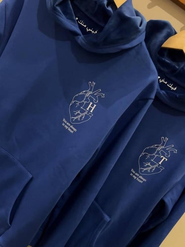 بلوفر مخصص بالحرف وعبارة مخفية فيني منك فيك مني –...