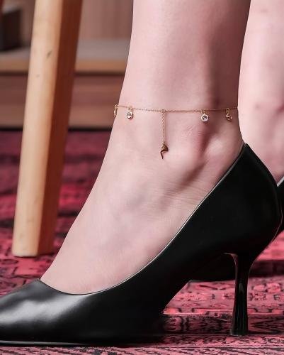 خلخال نسائي مزين بحرف وفصوص زركون لامعة