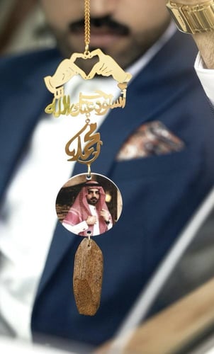 تعليقة سيارة يدين وقلب بالاسم – تصميم رومانسي فاخر